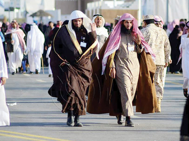 اضغط لمشاهدة الفيديو: أشرس هوشات رجال الهيئة مع النساء المتبرجات المتمردات في السعودية!